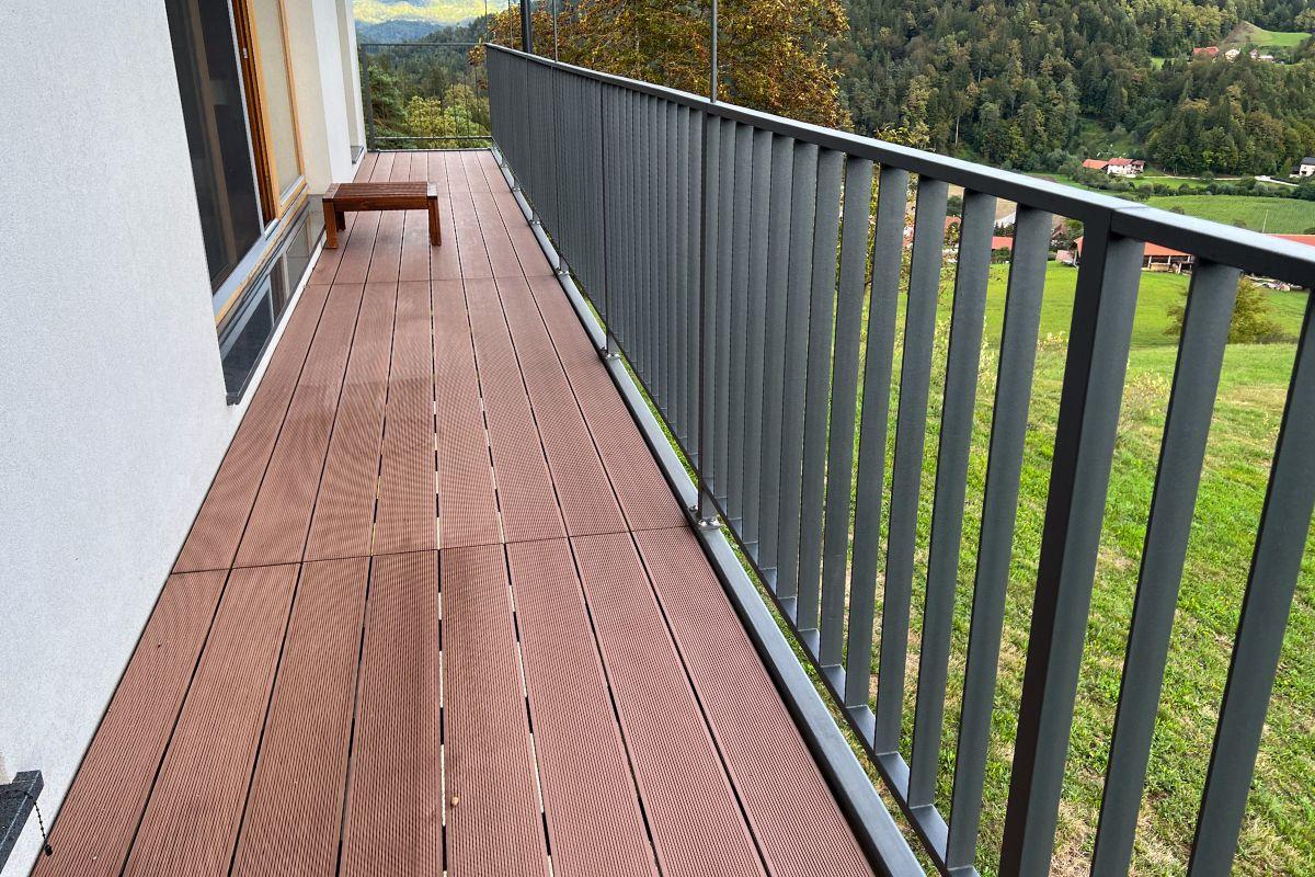 Zunanja kovinska ograja vroče cinkana in prašno barvana po RAL