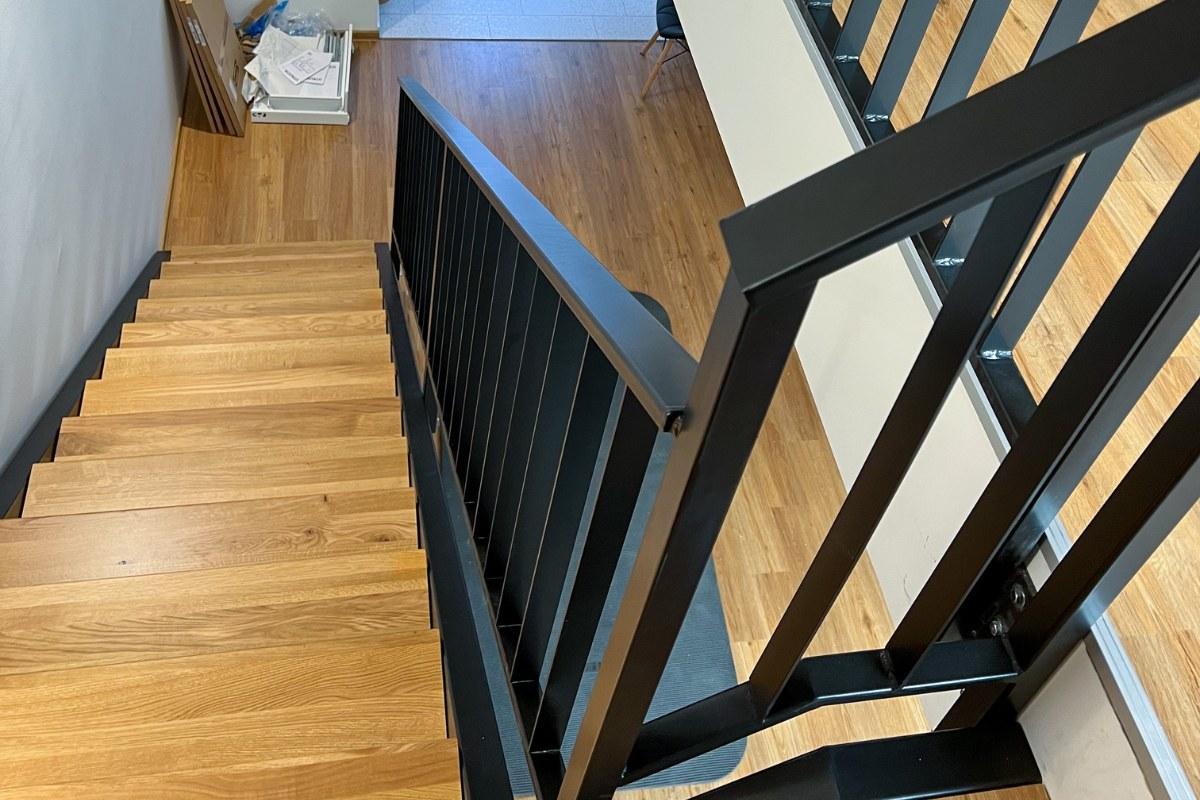 Stopnišče kot osrednji del interierja - jeklena konstrukcija z lesom