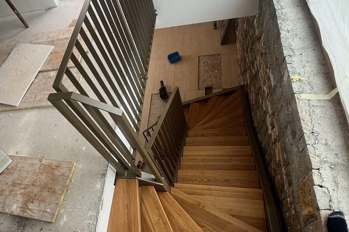 Stopniščna ograja po meri, vpetje in varnost