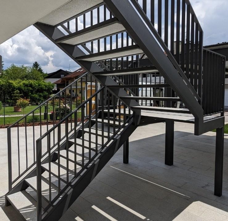 Zunanje kovinske stopnice s kamnom antracit